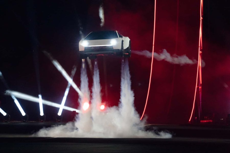 tesla-roadster-performs-autonomous-flying-stunts (1)
