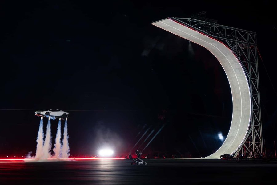 tesla-roadster-performs-autonomous-flying-stunts (2)